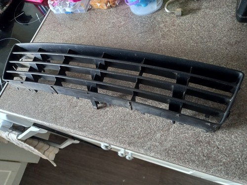 Front bumper plastic centre - front,